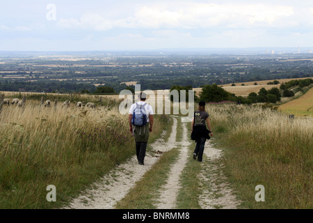 Zwei Menschen, die entlang das White Horse hill Rundweg in Oxfordshire, England Stockfoto