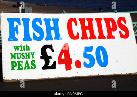 Fisch-Chips und Erbsenpüree melden Sie direkt am Meer in Brighton England UK Stockfoto