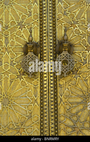 Türklopfer an Türen im königlichen Palast in Fes, Marokko Stockfoto