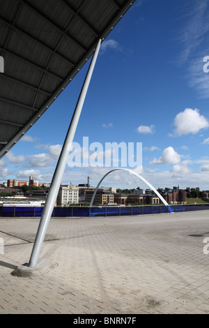 Die Millennium Bridge zwischen Gateshead und Newcastle über den Fluss Tyne, der Salbei Concert Hall gesehen. Stockfoto