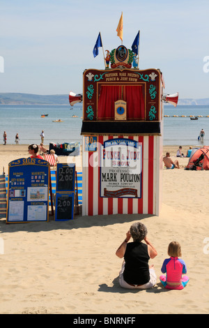 Warten auf die Punch and Judy show, Weymouth Dorset England uk gb Stockfoto