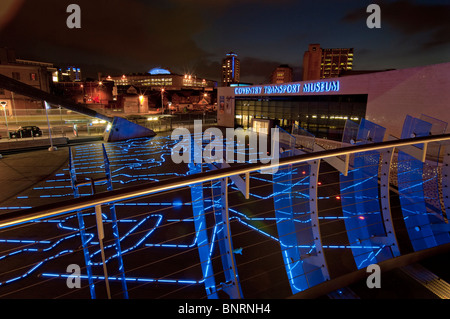 Großbritannien, Coventry, Westmidlands, Millenium Square Whittle Bogen Nacht Stockfoto