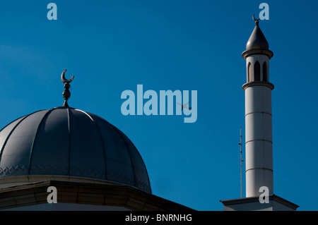 Europa, Großbritannien, England, London, Hounslow Moschee, Verkehrsflugzeug Overhead Stockfoto