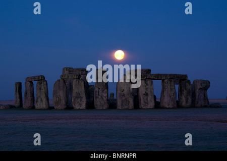 Europa; Großbritannien, England, Wiltshire, Stonehenge Mond Stockfoto