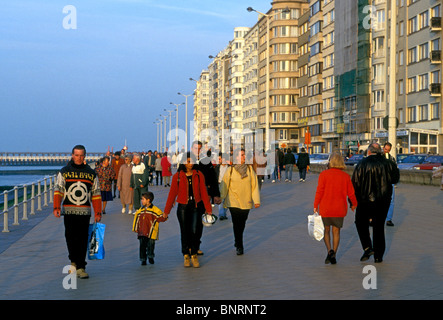 Belgier, der belgischen, der Leute, Touristen, Wandern, bummeln, Albert I Promenade, Zeedijk, Stadt Ostende, Provinz Westflandern, Belgien, Europa Stockfoto