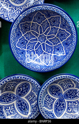 Afrika, Marokko, Casablanca. Traditioneller Handwerkermarkt. Keramik blau & weißen Platten. Stockfoto