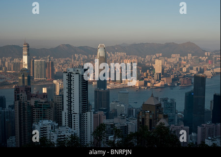 Blick vom Gipfel auf Mid-Level, Central, Kowloon und den Hafen von Hong Kong. Stockfoto