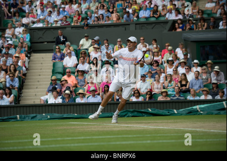 29. Juni 2010: Bob Bryan USA 2/Mike Bryan USA (2) V Carsten Ball AUS /Chris Guccione aus Internationales Tennisturnier in Wimbledon statt bei den All England Lawn Tennis Club, London, England. Stockfoto