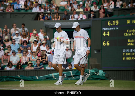 29. Juni 2010: Bob Bryan USA 2/Mike Bryan USA (2) V Carsten Ball AUS /Chris Guccione aus  Wimbledon-internationale Tennis-tou Stockfoto