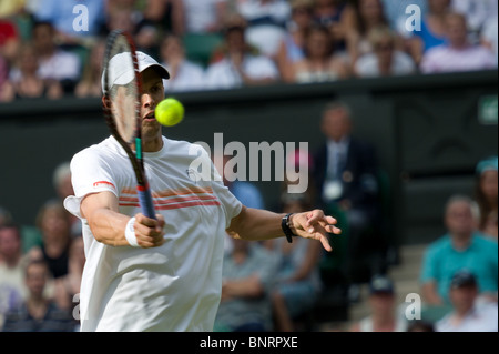 29. Juni 2010: Bob Bryan USA 2/Mike Bryan USA (2) V Carsten Ball AUS /Chris Guccione aus Internationales Tennisturnier in Wimbledon statt bei den All England Lawn Tennis Club, London, England. Stockfoto