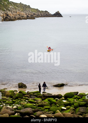 Zwei kleine Kinder, die gerade einer Kajaks gepaddelt, zum Ufer in später in Cornwall. Stockfoto