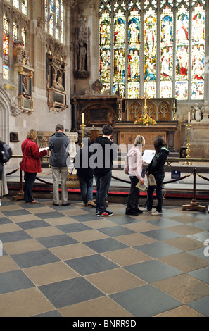Touristen in der Holy Trinity Church in Stratford Warwickshire, England, Vereinigtes Königreich Stockfoto