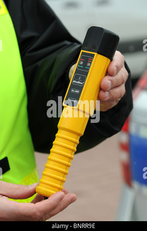 Polnischer Polizist hält neue AlcoBlow Alkohol-Messgerät für schnelle, vorläufige Treiber testen Stockfoto