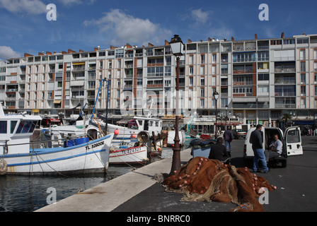 Fischer reparieren ihre Netze auf den Kai Minerve im Hafen von Toulon, Var, Cote d ' Azur, Frankreich, Europe Stockfoto