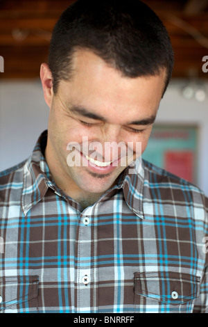 Männer tragen Karohemd lacht in einer Hütte. Stockfoto