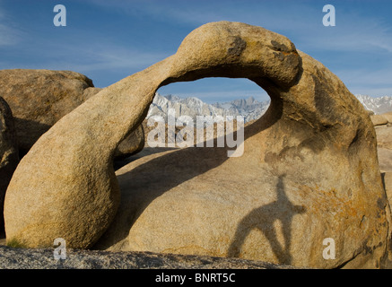 Ein junger Mann führt seine Morgen erstreckt, während die Sonnenaufgänge über Mt. Whitney in Lone Pine, Kalifornien. Stockfoto