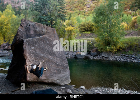 Eine männliche Kletterer an einem Bouldern Problem in Colorado. Stockfoto