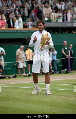 4. Juli 2010: Rafael Nadal, Männer Singles Meister.  Internationales Tennisturnier in Wimbledon statt bei den All England Lawn Ten Stockfoto