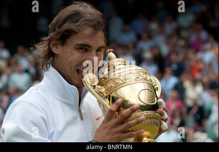 4. Juli 2010: Rafael Nadal, Männer Singles Meister.  Internationales Tennisturnier in Wimbledon statt bei den All England Lawn Ten Stockfoto