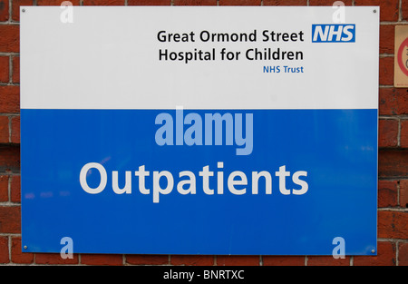 Ambulant-Schild am Eingang zum Great Ormond Street Hospital for Children in London, Vereinigtes Königreich. Stockfoto