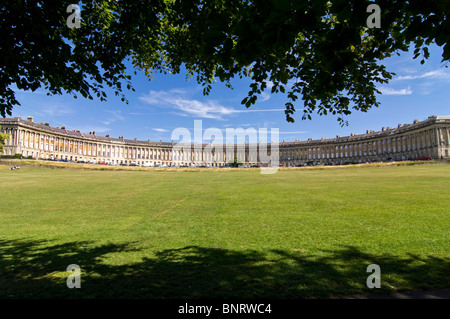 Horizontale Weitwinkelaufnahme des Wohn georgischen Royal Crescent im Bad an einem schönen sonnigen Tag. Stockfoto