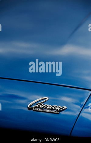 Chevrolet Camaro-Emblem auf der Motorhaube. Amerikanische Oldtimer Stockfoto