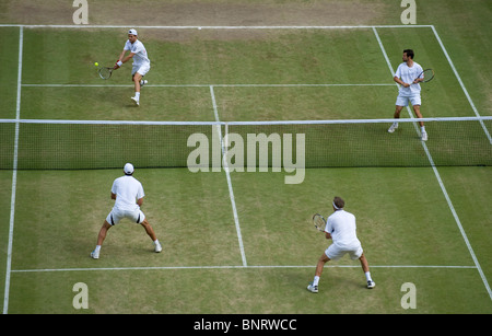 Aktion aus der Herren Doppel Finale während der Wimbledon Tennis Championships 2010 Stockfoto