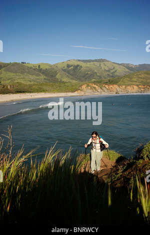 Ein Weibchen Wandern an Andrew Molera State Park, Kalifornien. Stockfoto