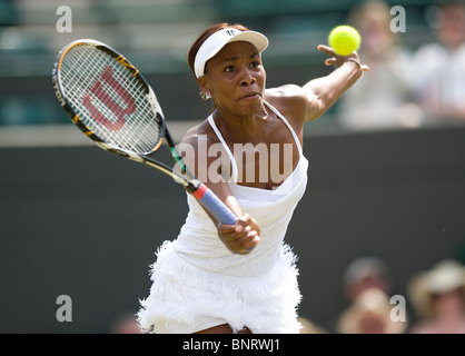 Venus Williams (USA) in Aktion während Wimbledon Tennis Championships 2010 Stockfoto