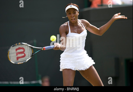 Venus Williams (USA) in Aktion während Wimbledon Tennis Championships 2010 Stockfoto