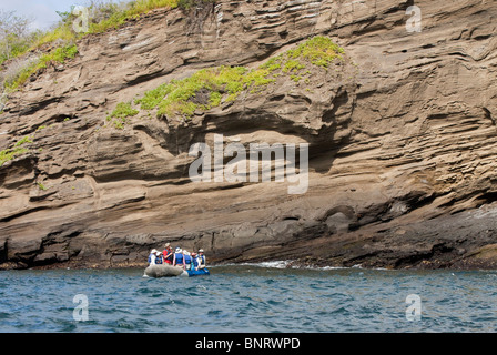Touristen, die auf der Suche nach Tiere an den Klippen bei Tagus Cove auf Isabela Insel in den Galapagos Inseln Stockfoto