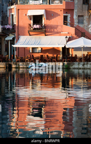 Restaurant am Wasser im frühen Morgenlicht alten Hafen Rethymnon Kreta Griechenland Stockfoto