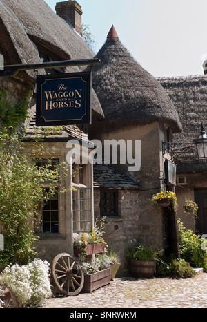 Die strohgedeckten Englisch "Waggon und Pferde" Wirtshaus in Beckhampton in der Nähe von Marlborough Wiltshire England UK EU Stockfoto