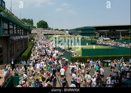 Ansicht der Massen auf Str. Marys Spaziergang vom Gericht 19 während Wimbledon Tennis Championships 2010 Stockfoto