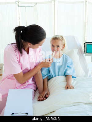 Junge Krankenschwester, die Teilnahme an einem Kind patient Stockfoto