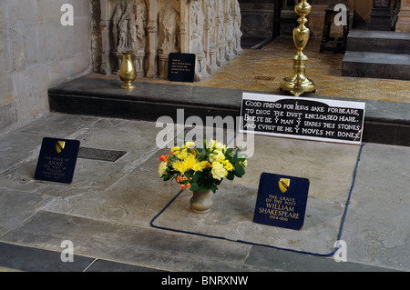 Gräber von William Shakespeare und Anne Hathaway in der Holy Trinity Church in Stratford Warwickshire, England, Vereinigtes Königreich Stockfoto