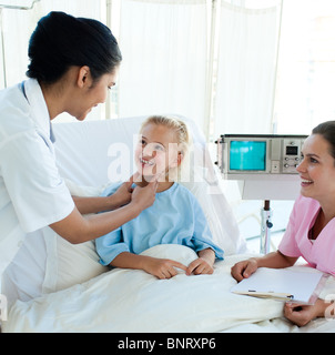 Lächelnde Arzt besucht einen jungen Patienten Stockfoto