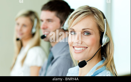 Junge Unternehmer arbeiten mit headsets Stockfoto