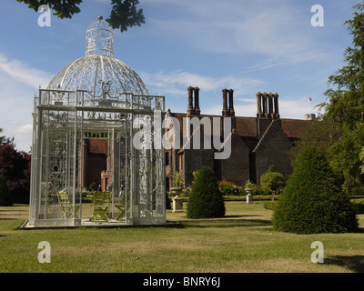 Viktorianische Pagode im Chenies Manor Haus und Garten, Chenies, Buckinghamshire, Großbritannien Stockfoto