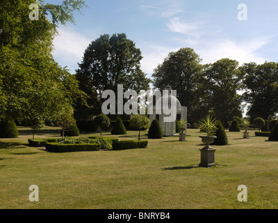 Viktorianische Pagode im Chenies Manor House Garden, Chenies, Buckinghamshire, Großbritannien Stockfoto