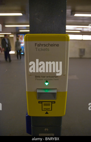 Ticket-Entwerter an der u-Bahn-Haltestelle Kreuzberg West Berlin Deutschland Europa Stockfoto