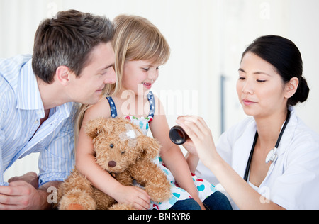 Zuversichtlich, Ärztin, Sirup, ein kleines Mädchen geben Stockfoto