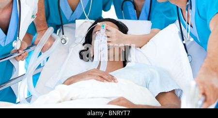 Patienten, die schwer verletzt von einem Ärzteteam unterstützt Stockfoto