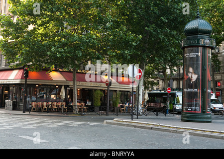 Paris-Straßenszene mit Café und Morris Column Werbung Stockfoto