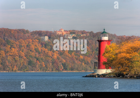 Jeffrey es Hook Lighthouse auf dem Hudson River, unter George Washington Bridge, von Fort Washington Park aus gesehen Stockfoto