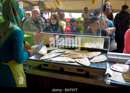 Gözleme (Pfannkuchen) stall Türkenmarkt am türkischen Markt Kreuzberg West Berlin Deutschland Europa Stockfoto