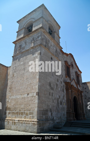 Blick auf die Kirche San Fransisco in Arequipa, Peru. Stockfoto