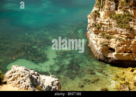 einer der Algarven beste Strände, Praia da Marinha in der Nähe von Carvoeiro in Portugal, Europa Stockfoto
