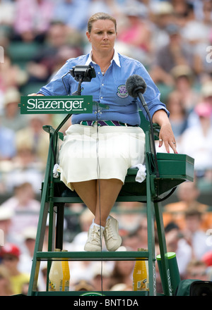 Schiedsrichter sitzt in ihrem Sessel auf Platz 1 bei den Wimbledon Tennis Championships 2010 Stockfoto