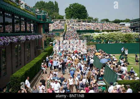 Ansicht der Massen auf Str. Marys Spaziergang vom Gericht 19 während Wimbledon Tennis Championships 2010 Stockfoto